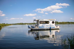 Hausboot als Festlieger im Hafen -Hafenruhe-